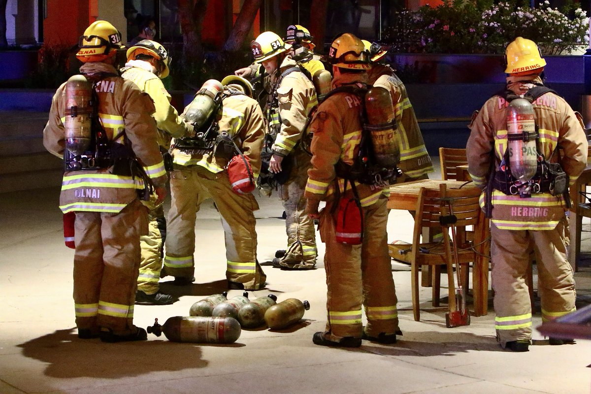 ShorealoneFilms's tweet photo. Here @PasadenaFD on scene of a 2nd alarm electrical fire reported @ 1055 E. Colorado this evening. #PasadenaFD #Pasadena 03-03-22 1 https://t.co/t7NMEckDD0