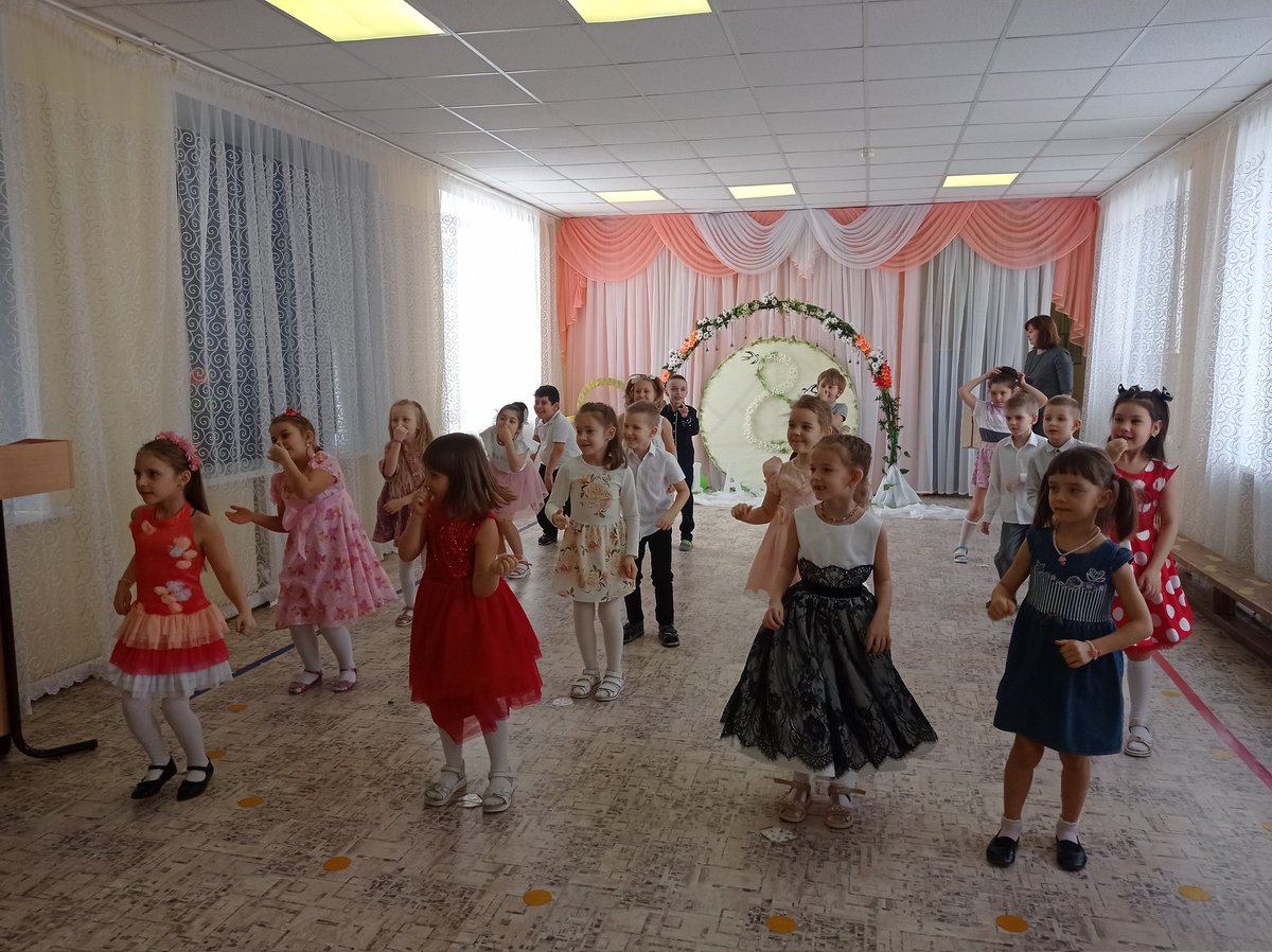 Наши воспитанники поздравляют всех мам и бабушек с днём 8 марта