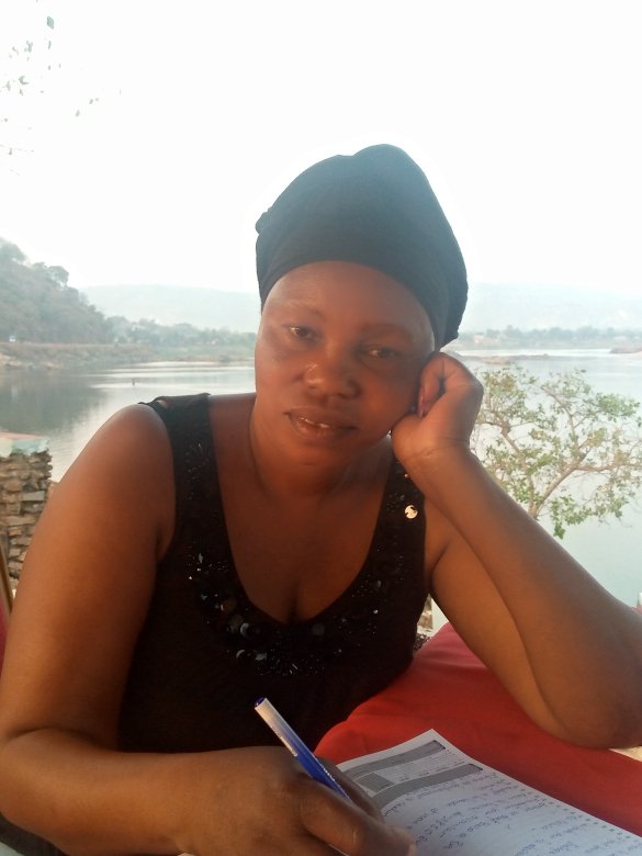 J'avais une ambition de devenir une Avocate pour défendre l'injustice .A  cause des différentes atrocités commises je n'arrivais pas à réaliser mes rêves, aujourd'hui je suis un héros le faites de défendre les Survivantes de mon pays grâce au soutien de la Fondation Mukwegue .