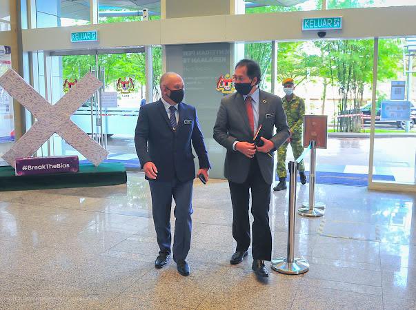YBhg. Datuk M Noor Azman bin Taib, Ketua Setiausaha KPKT telah menerima kunjungan hormat YBhg. Dato’ Zainal Azman bin Abu Seman, Timbalan Ketua Pengarah Perkhidmatan Awam (Operasi) di pejabatnya hari ini. 

#PasukanKPKT
#LiveableMalaysia