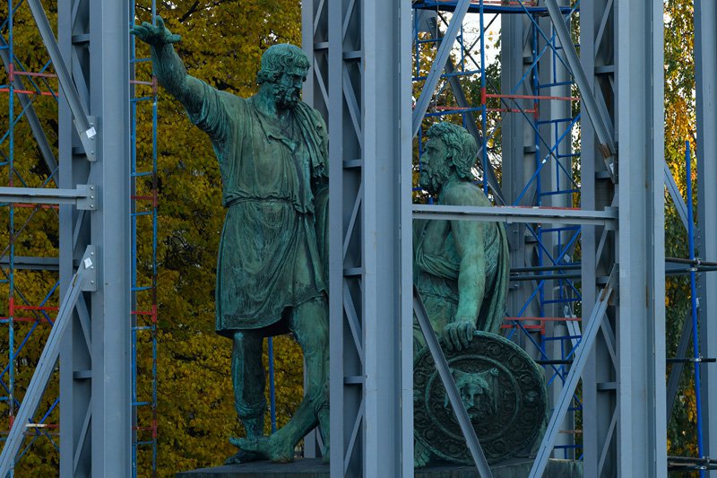 #ДеньвИстории

4 марта 1818 года на Красной площади был установлен памятник Минину и Пожарскому — первый крупный скульптурный памятник в Москве

Сегодня монумент находится на реставрации в специальном павильоне прямо на Красной Площади. Работы завершатся в ноябре этого года.