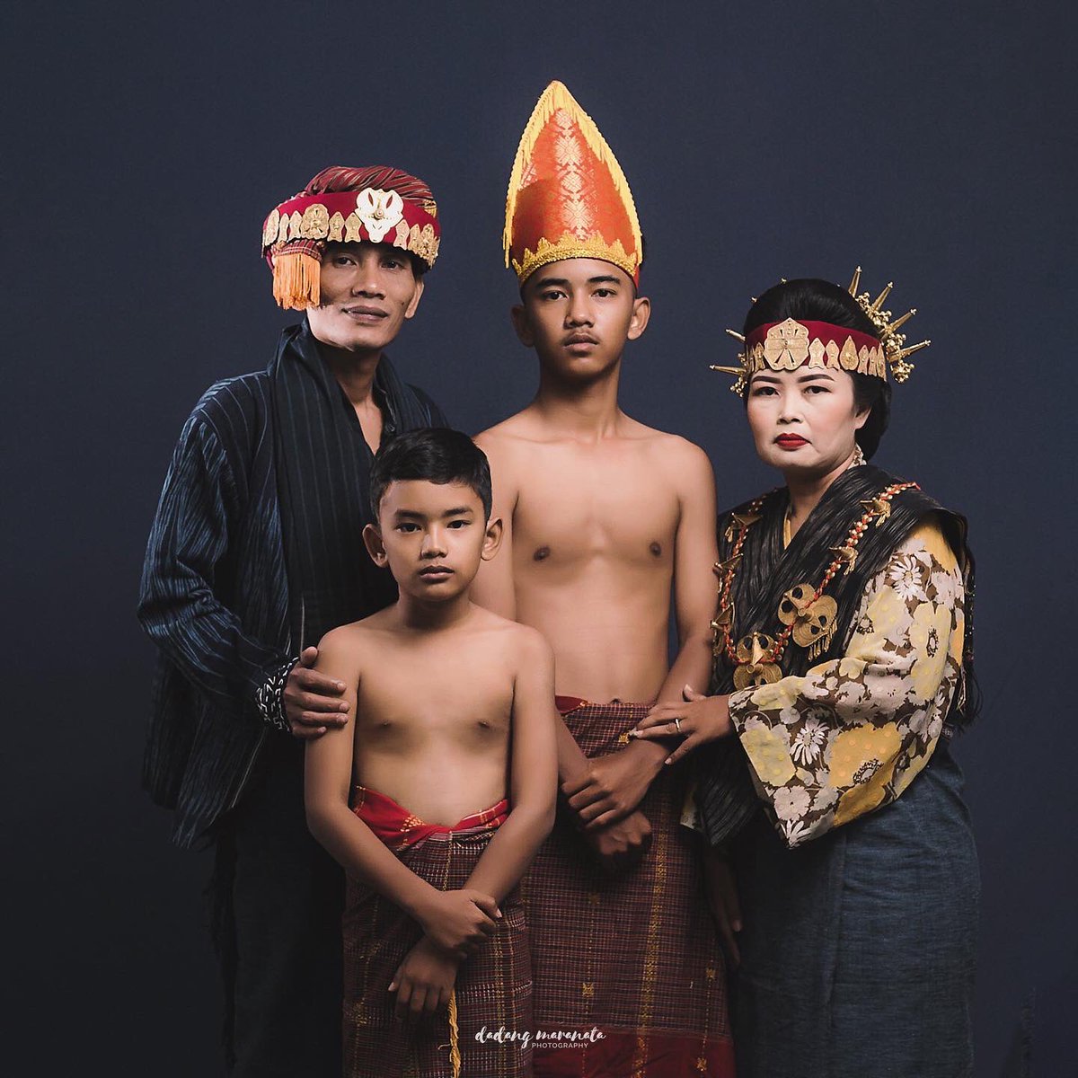 Foto keluarga dengan nuansa pakaian adat batak toba. Foto oleh dadangmaranata - photography. dadangmaranata.com