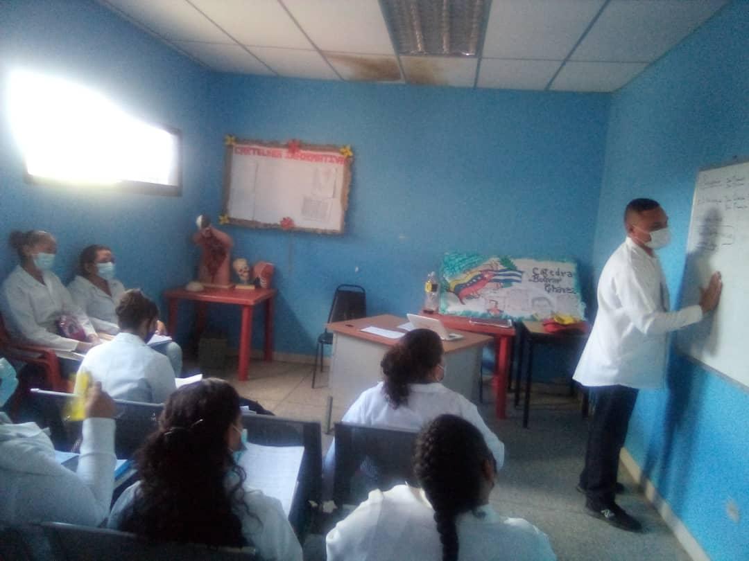 ArmandoRiveraP7's tweet photo. Actividad docente con los residentes de la especialidad de Medicina General Integral en el ASIC San Gerónimo de Guayabal del estado Guárico.
@CubacooperaveG 
@CubCooperaVeGua 
@cubacooperaven 
@DocenciaGuarico https://t.co/6D7u25vxQx