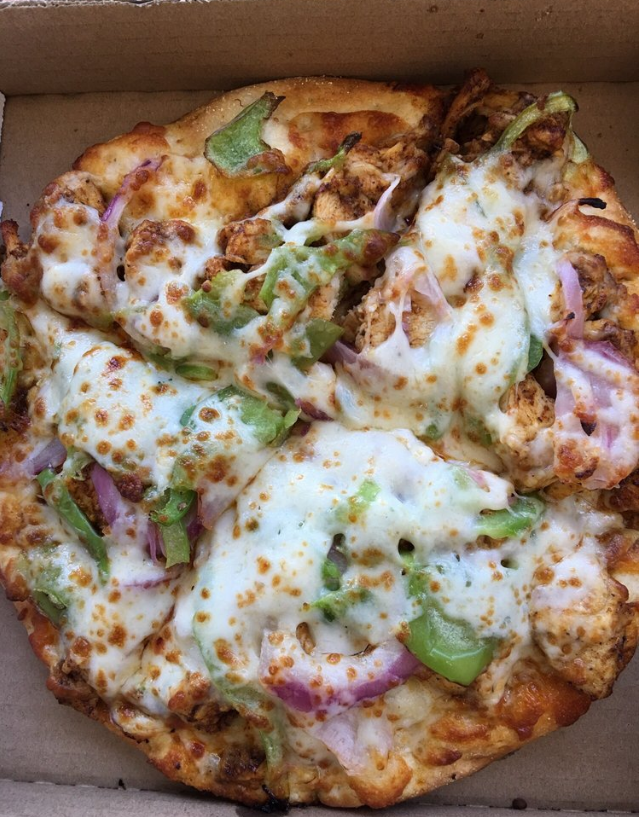 Extreme_Pizza's tweet photo. The Spice Route Indee size πΈ Daniel C. "Loaded...good flavors." This Extreme Pizza is grilled chicken marinated in our spicy authentic Tandoori sauce, mozzarella, green pepper, red onion and fresh cilantro. #extremepizza #extremenotmainstream #pizza #pizzadelivery #lunch #food https://t.co/sVTgM0K4aA