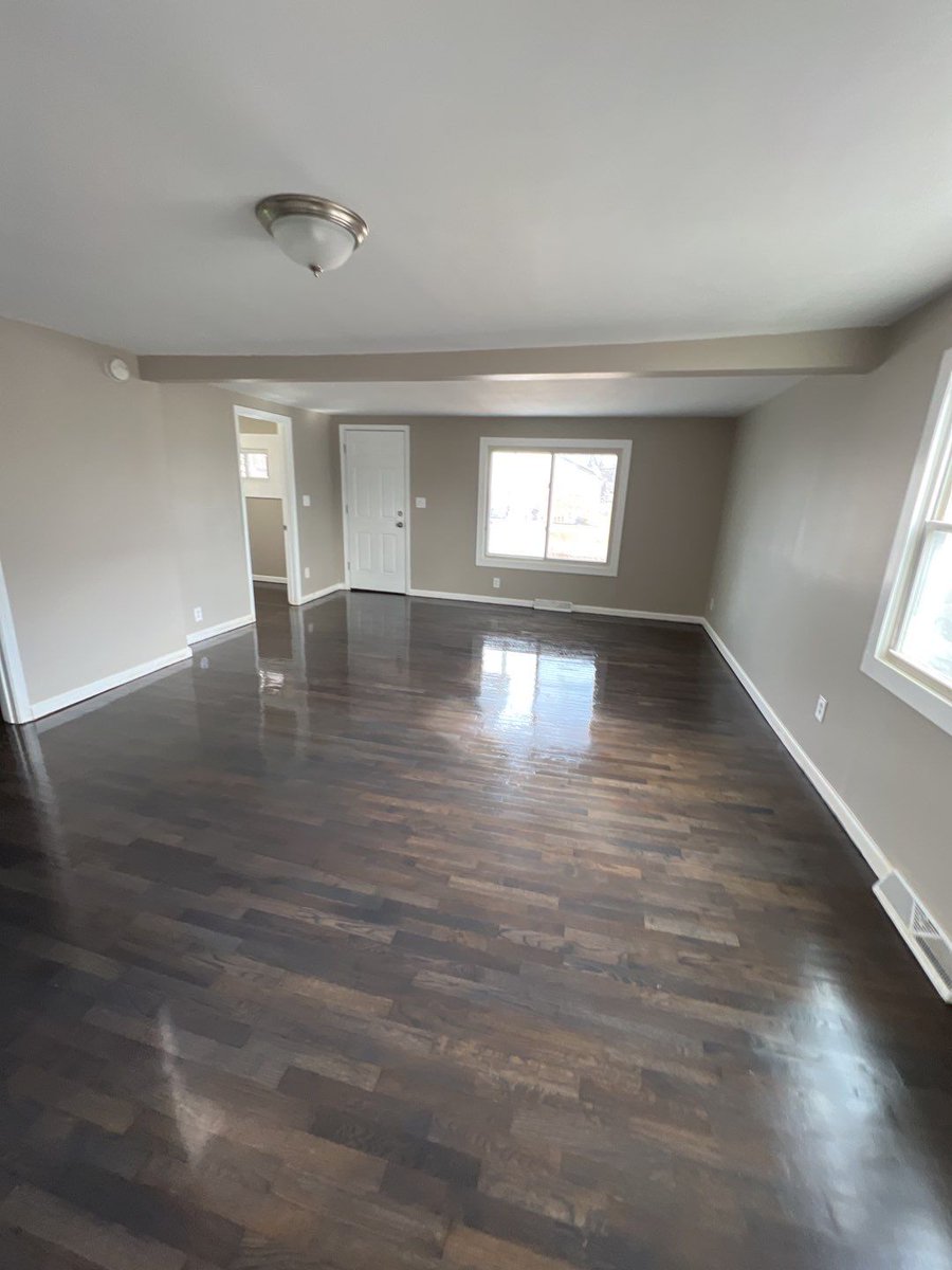 HomeHelpersSol's tweet image. Staging furniture is going in at 2950 Hartline! 🥳⁣⁣
⁣⁣
This house has come a long way since day 1!  There’s a handful of finishing touches left here on the exterior to finish up and then this one will be ready for some new owners! 👏✅⁣⁣

HomeHelpersSolutions.com