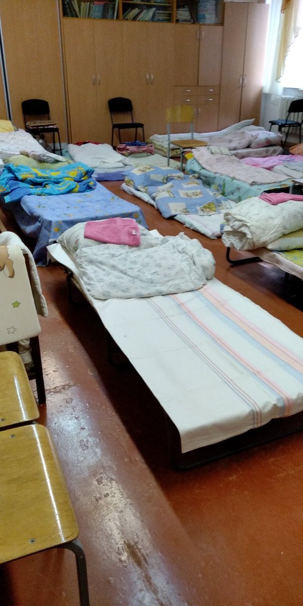 A view into my aunt’s day in #Ukraine. She is lucky, her city is not under attack. They were making camouflage nets and preparing beds for children from nearby #Kharkiv and #Sumy, both places brutally #bombed for days #StopPutin #StopWar #славаУкраїнi #SlavaUkraini