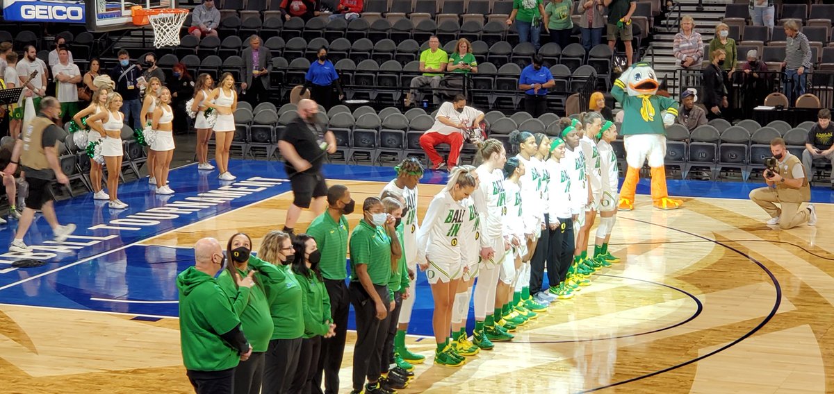 amfoxy's tweet photo. @OregonWBB @GoDucksMoseley @kyleewatsonn @TaylorHosendove @HurstAhlise We're 💚🦆🏀💚 ready... and so are our ladies. Love you ladies!!! @OregonWBB https://t.co/yZSWj88KDn