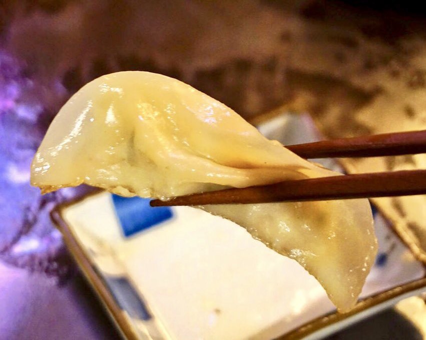 tabekin_'s tweet photo. 高円寺「餃子処 たちばな」は、餃子が0円！餃子が無料で食べられるお店だ！
ルールはドリンク一杯につき餃子が一人前無料となるもので、ドリンクは350円からと普通の居酒屋とそんなに変わらない！
餃子は餡がしっかりと入っていてお酒のお供にはもってこいだよ！ https://t.co/rAVnGJhKUd