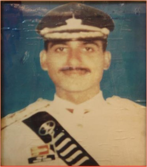 Shirsh_Bhartiy's tweet photo. Made Supreme Sacrifice fighting terrorists in Doda, this day in 95. Awarded SHAURYA CHAKRA. Salute to the Brave Son of India 🇮🇳
Captain Rakesh Sharma, SC (P)
11 RR DOGRA - 17 MECH 
@megirish2001 @37VManhas https://t.co/INO3ap40XF