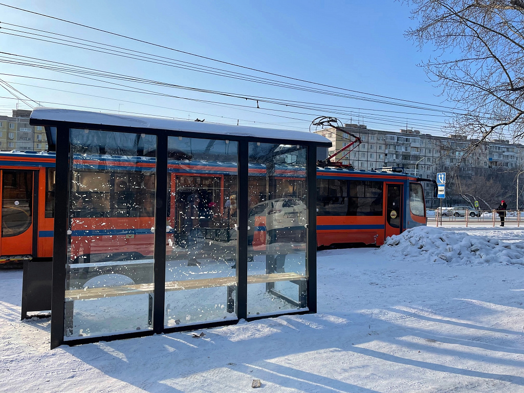 Транспорт 27 хабаровск. Автобус. Общественный транспорт Хабаровска. Праздничный трамвай Хабаровск.