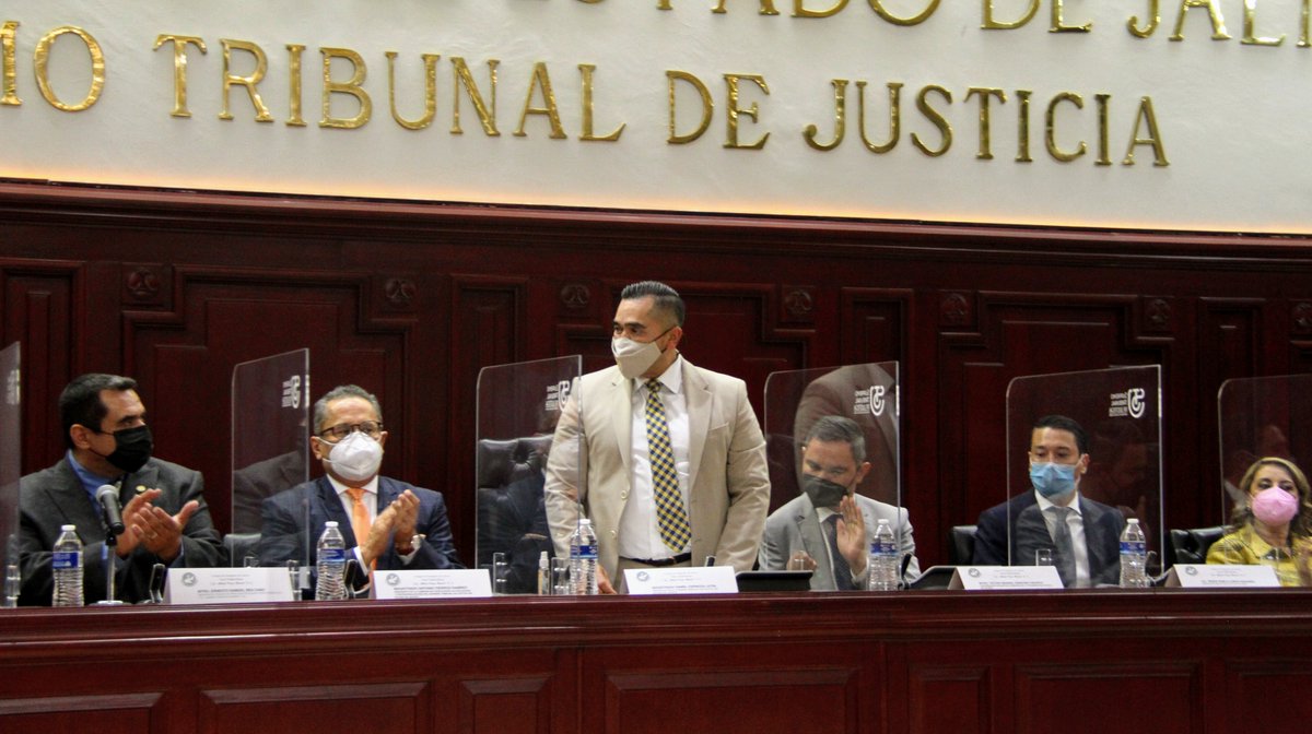 supremotribjal's tweet photo. Con cooperación y compromiso impulsamos el mejoramiento de la abogacía y las instituciones. Hoy el Presidente @EspinosaLicon y el Mgdo. Antonio Fierros asistieron a la toma de protesta del nuevo consejo del @Forofederalista, que presidirá la Mtra. Lourdes Georgina Chávez Ramírez https://t.co/47zzhILK1d