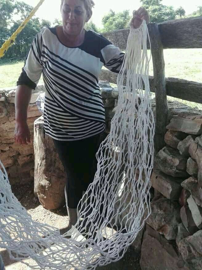 ElNecio_Cuba's tweet photo. Niurka Montesinos, elabora raspadura, queso, vino y teje estas cómodas mecedoras. #Mujeres cubanas de miel y acero!!! 
.
.
.
@AYaguajay @UjcYaguajay @FMC_Cuba @GarciaSabrinaS @CimarronasCuba @AriagnaPavonG @yuditvidal @LedyCaribe @AriagnaPavonG https://t.co/QFFaGjtxng
