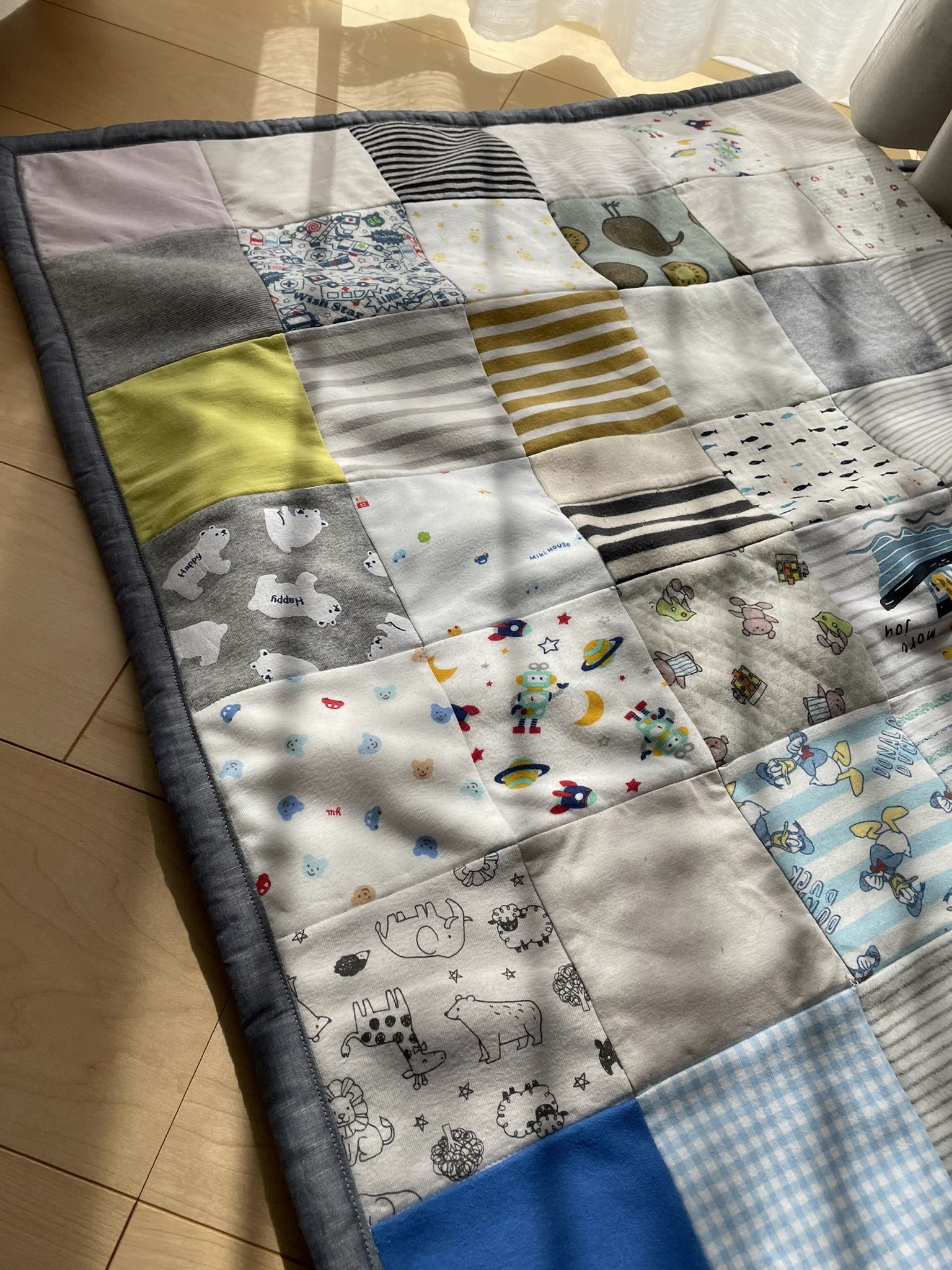 赤ちゃんの頃に着ていた服が…大判のパッチワークに変身！！