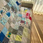 赤ちゃんの頃に着ていた服が…大判のパッチワークに変身!