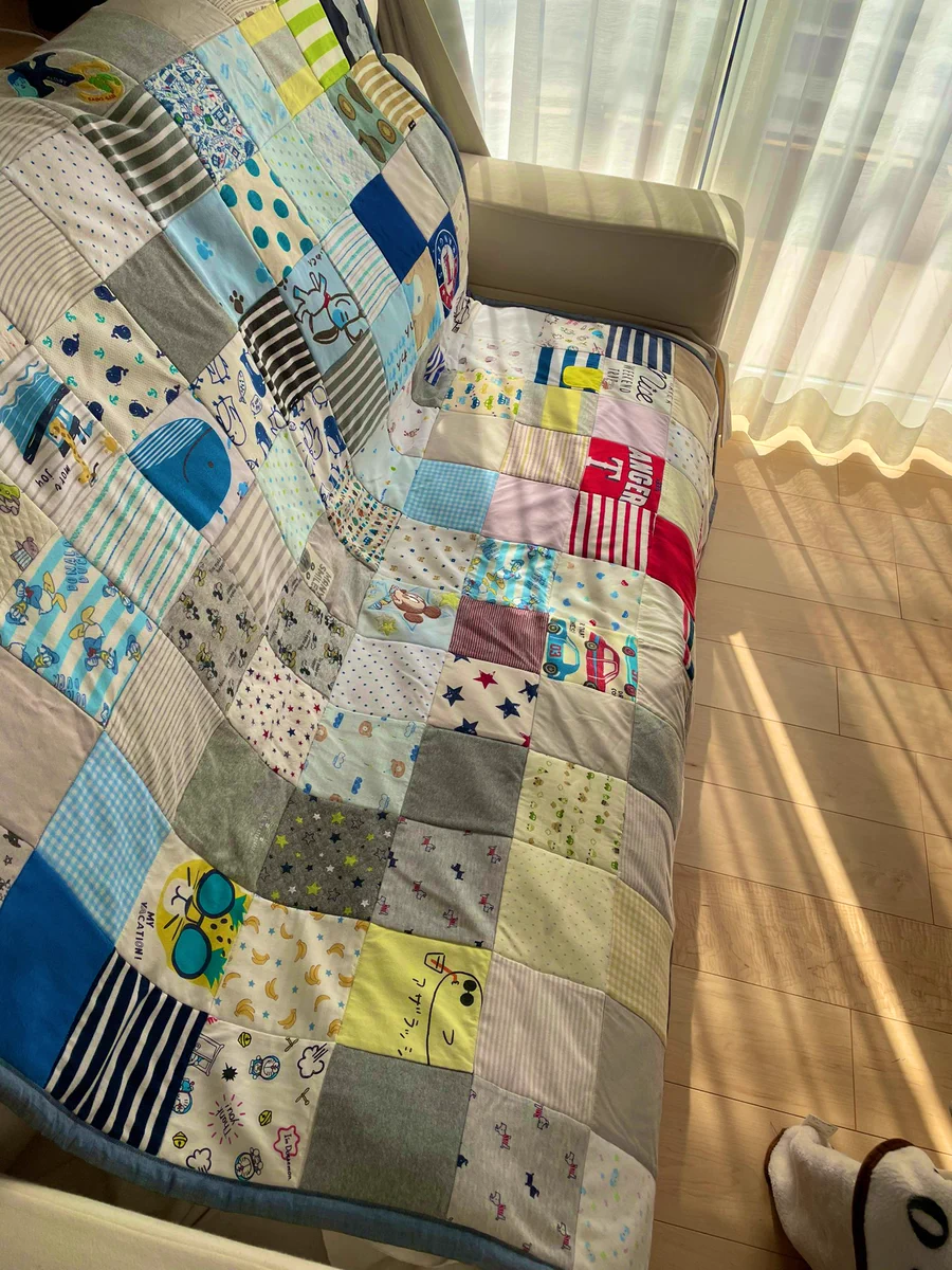 赤ちゃんの頃に着ていた服が…大判のパッチワークに変身！！