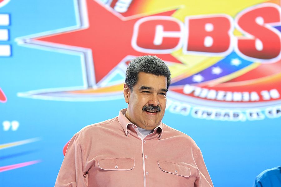 NicolasMaduro's tweet photo. Me siento feliz de acompañar a mis hermanos de lucha, en el acto de instalación del II Congreso de la Clase Obrera en homenaje al gran “José ‘Chino’ Khan”. Es el mejor momento para debatir sobre las soluciones y trazar el camino de la construcción del Socialismo Bolivariano. https://t.co/UhvT6X2jEB