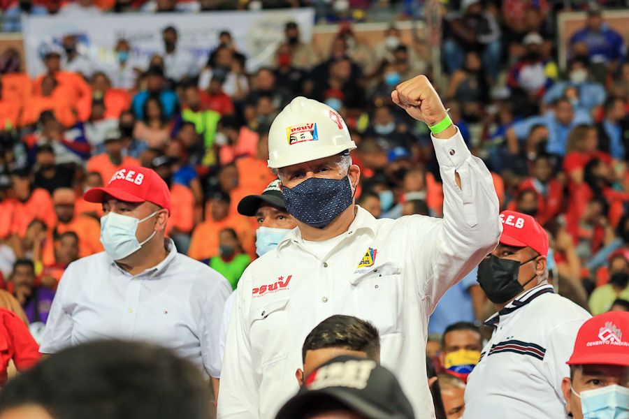 NicolasMaduro's tweet photo. Me siento feliz de acompañar a mis hermanos de lucha, en el acto de instalación del II Congreso de la Clase Obrera en homenaje al gran “José ‘Chino’ Khan”. Es el mejor momento para debatir sobre las soluciones y trazar el camino de la construcción del Socialismo Bolivariano. https://t.co/UhvT6X2jEB