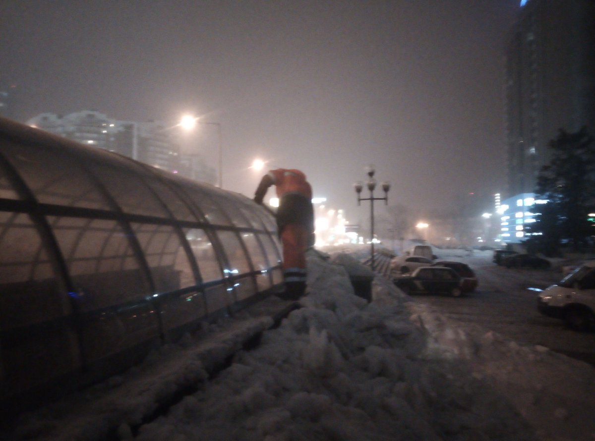 Расчистка купола подземного пешеходного перехода по улице Ново-Садовой