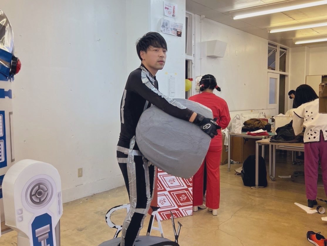 angler_ww's tweet photo. 金沢美術工芸大学　卒業

最後の卒業制作でデザインしたものが学長賞に選ばれ、テレビでも放送されて最高に嬉しかった！
ピクサーの電気スタンドの卒業コスもバズったのも最後の良い思い出　笑
皆本当にありがとうございました
春から東京の方行くので近い人遊ぼ〜 https://t.co/cW5aDn7pCP