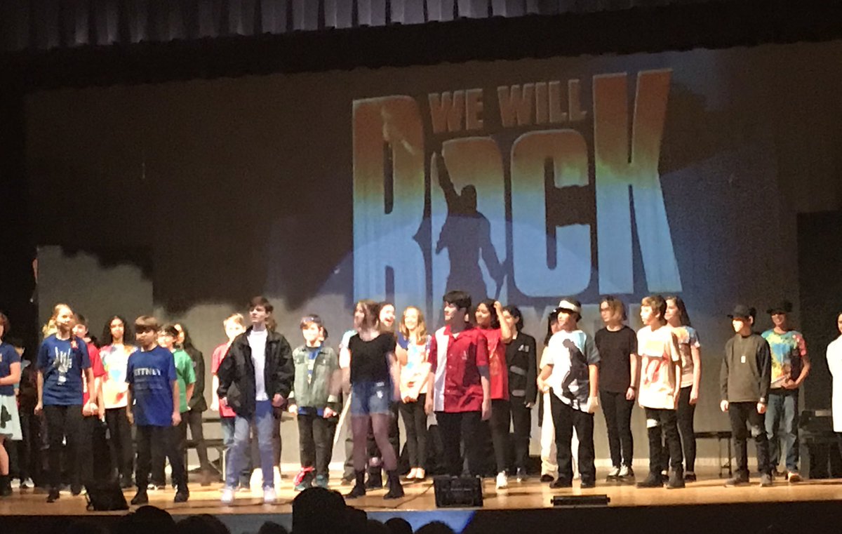 HuskiesPrinc's tweet photo. What a great performance! @MsSayd_HMS #GoHuskies So Impressive! Come out and see the musical Friday or Saturday! https://t.co/hW1SMYzK19