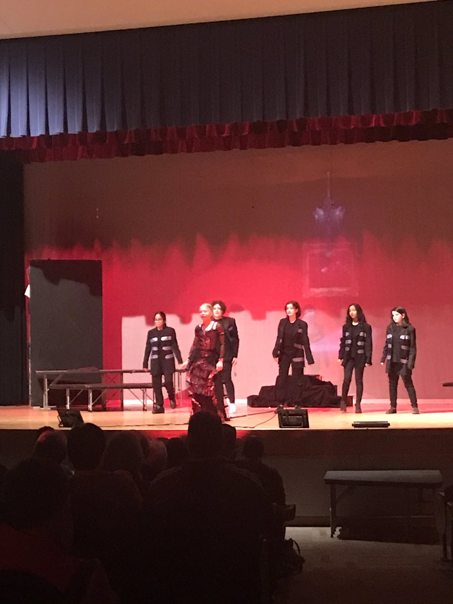HuskiesPrinc's tweet photo. What a great performance! @MsSayd_HMS #GoHuskies So Impressive! Come out and see the musical Friday or Saturday! https://t.co/hW1SMYzK19