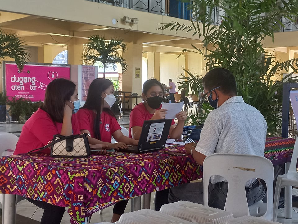 Adnurcy's tweet photo. HAPPENING NOW: #DugongAtenista Day 2

The Ateneo College Red Cross Youth members continue to serve the ADNU community during the 2nd day of Dugong Atenista

More details on: https://t.co/Ow6W0eUv5u https://t.co/AtaMtXHku1
