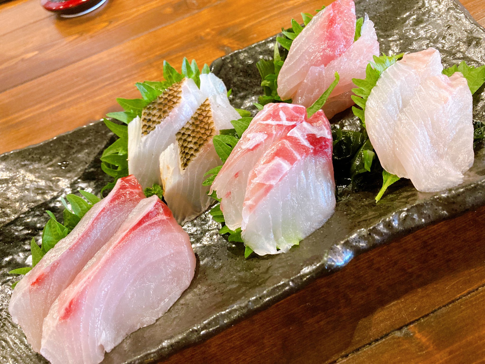 仙川釣よし 本日のお刺身はカンパチ ウメイロ メジナ モンガラハギ キントキダイです やっぱり魚はうまいっ 本日もご来店お待ちしております 本日所用のため ランチ帯のラストオーダーを13 30に変更致します 申し訳ありませんがよろしくお願い