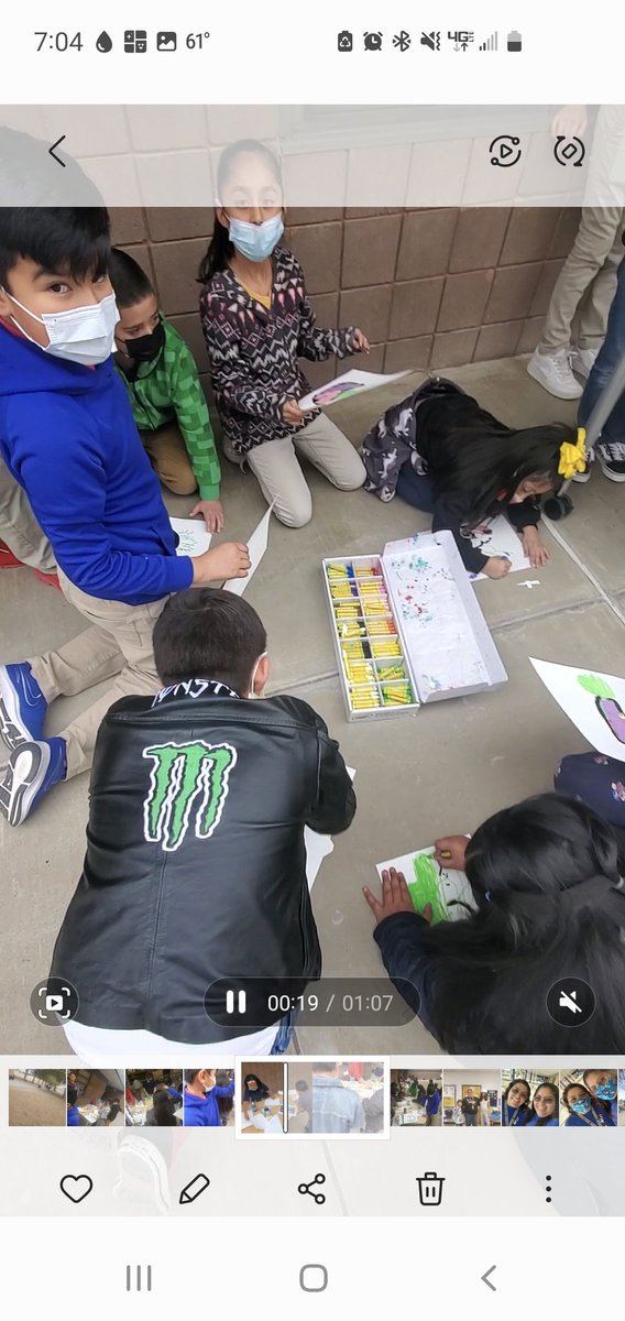 Outside art in celebration of #bigartday22 🐾❤🎨 #TeamSISD #TeamEscontrias Thank you <a href="/SJP_Perez_EES/">SANJUANA PEREZ</a> <a href="/MMarquez_EES/">Mayte Marquez</a> <a href="/sboerger_EES/">Sylvia Boerger</a> <a href="/MirelesGenovev1/">Genoveva Mireles</a> Ms. Nieto and Mrs. Sandoval you're always so helpful 😊