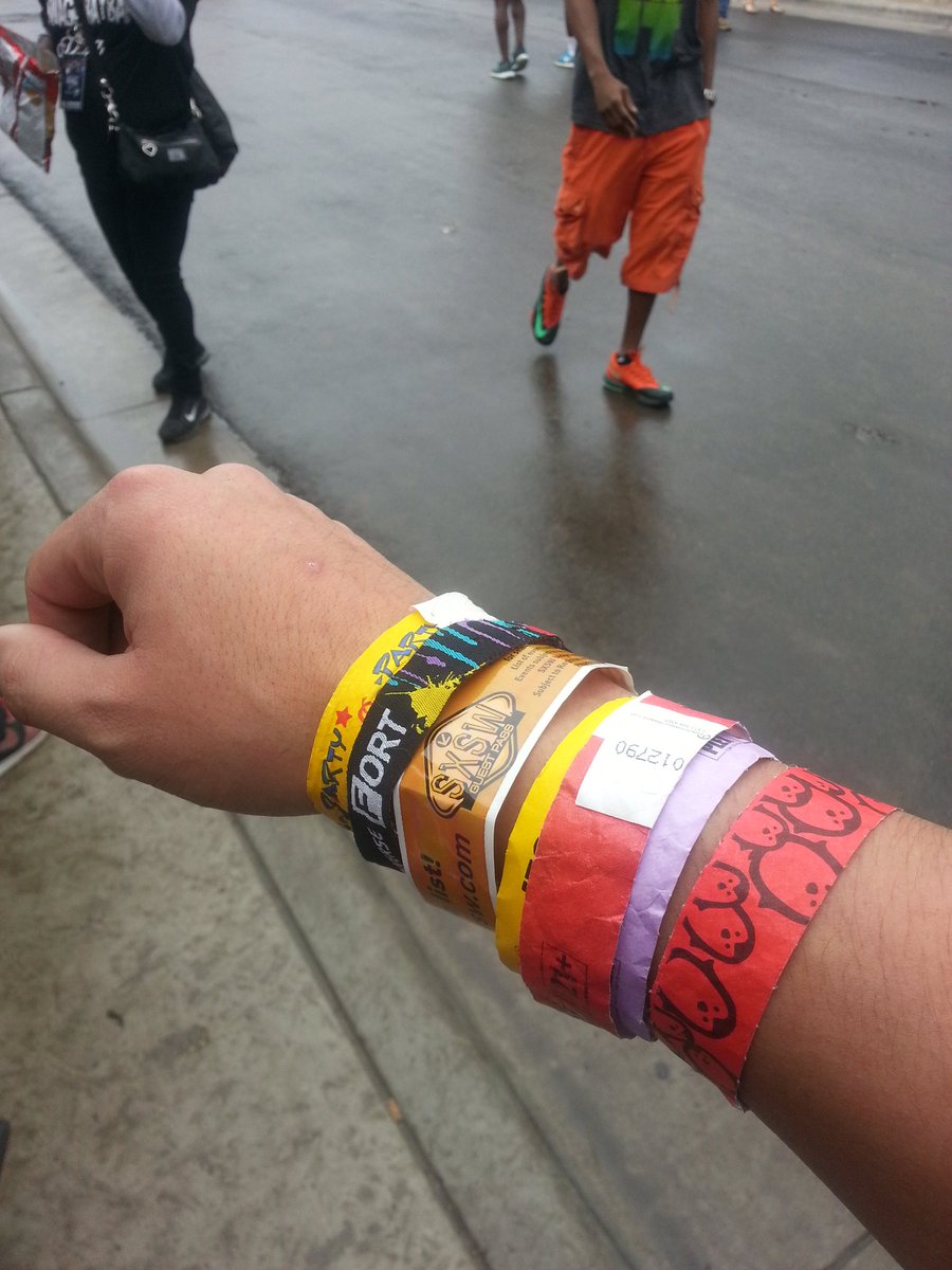 southerndelicac's tweet photo. #SXSW Tip: Don't throw away your wrist bands. One can get you multiple entries. 
#SXSWtips #SXSW2022 #TBT  #Austin #ATX #TX #Texas #VIP https://t.co/GOJDJjr4Fp