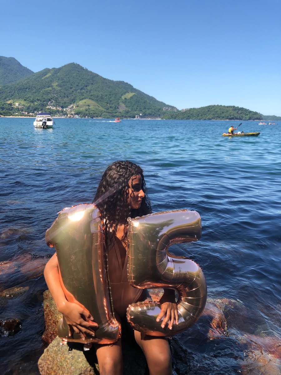 Rayane_Moraes11's tweet photo. Agradeço a Deus por mais um ano de vida. Parabéns para mim!🤍🧜🏾‍♀️ https://t.co/imjKkFMu8q
