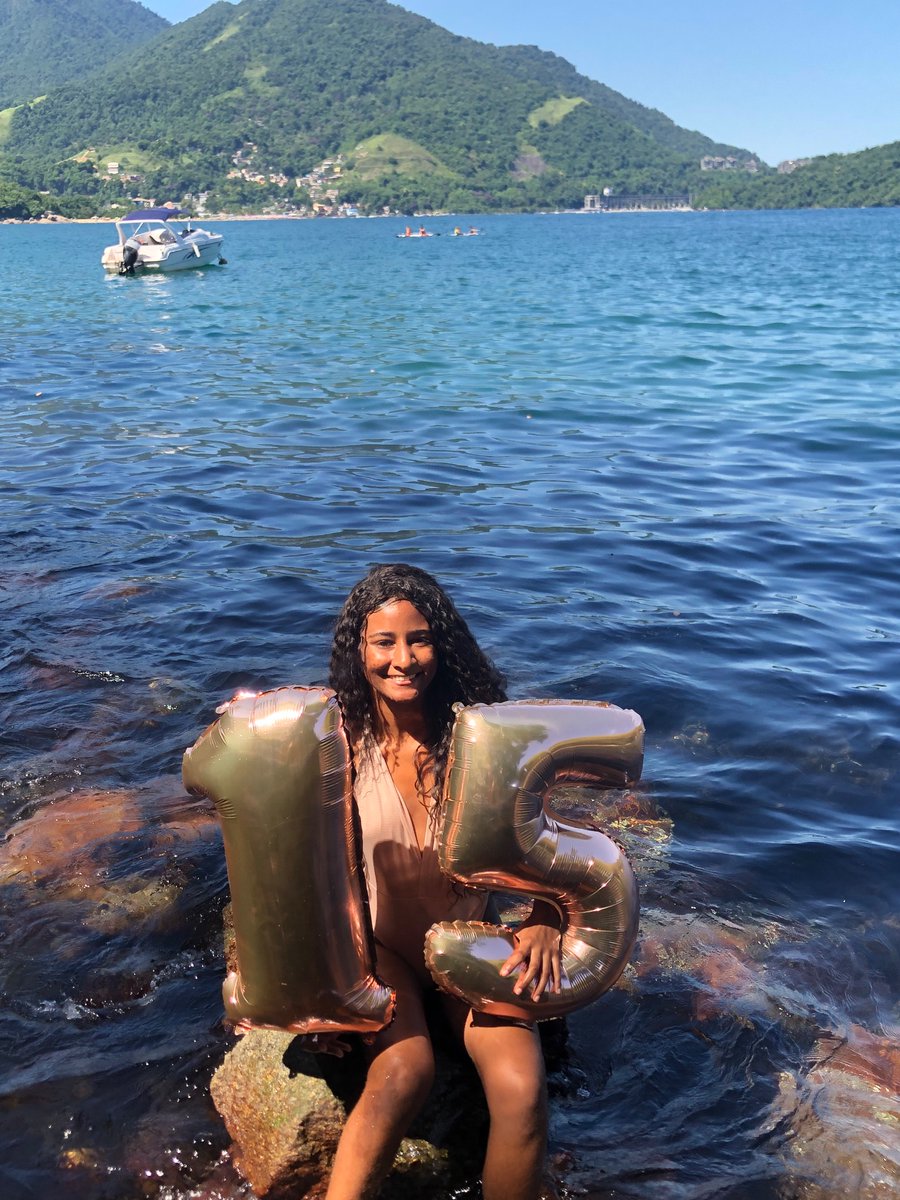 Rayane_Moraes11's tweet photo. Agradeço a Deus por mais um ano de vida. Parabéns para mim!🤍🧜🏾‍♀️ https://t.co/imjKkFMu8q