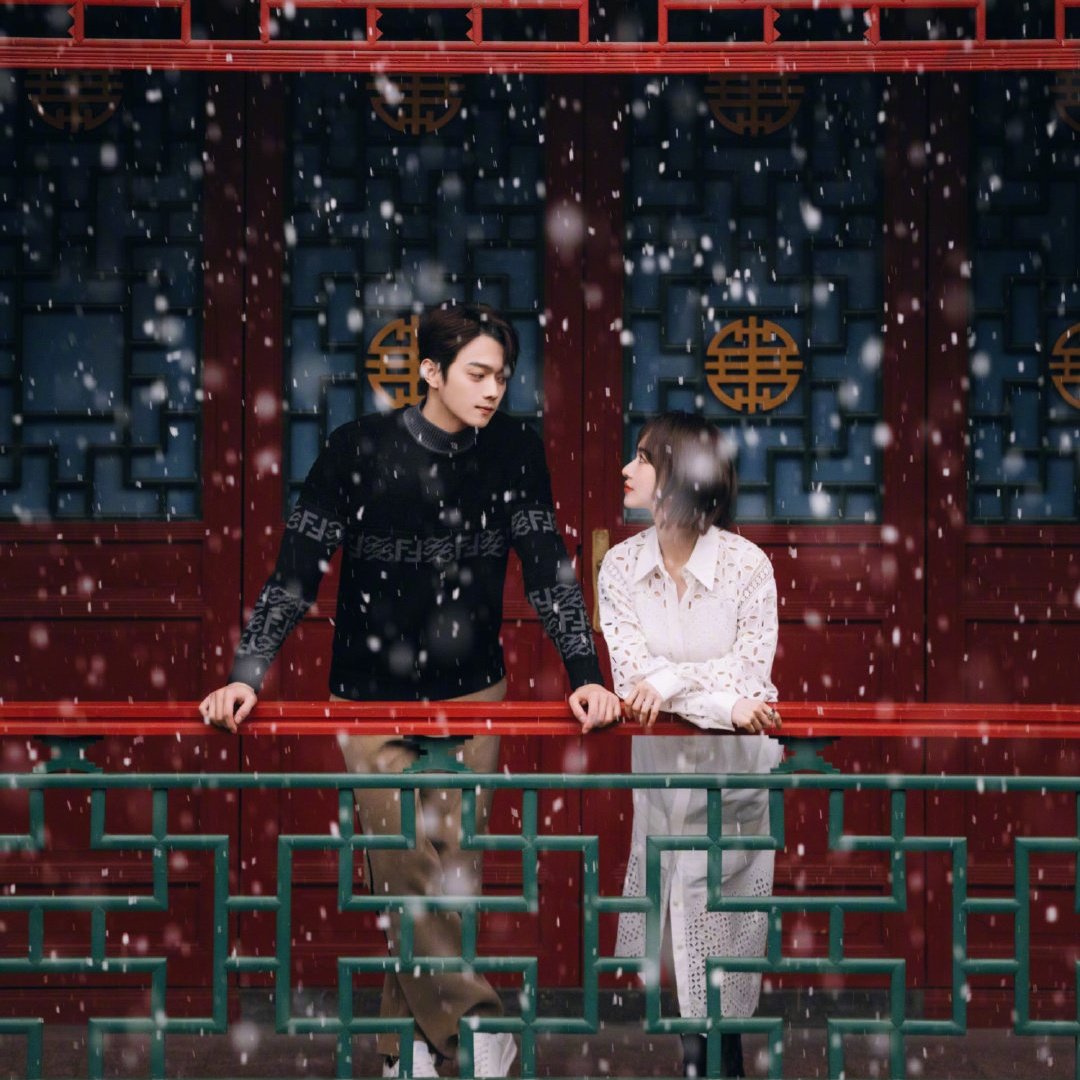wujinyanph's tweet photo. Wu Jinyan and Xu Kai exchanged thoughts on their recent photoshoot for the Royal Feast promo 🌨️

(Eng Trans)

WJY: This snow is as big as the day when Yao Zijin gave Zhu Yanji a meal

XK: Why does it snow when we meet

#RoyalFeast #尚食 #WuJinyan #吴谨言 #XuKai #许凯 https://t.co/Y9eGsl5VE2