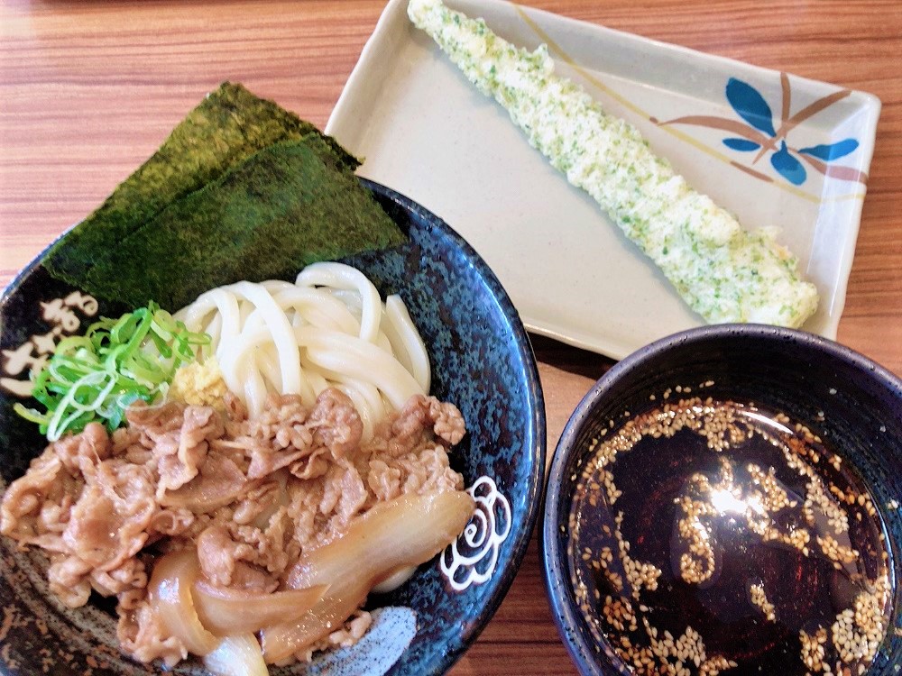 hanamaru_udon's tweet photo. 昨日から始まった #つけ麺フェア 🎶
今日は #牛肉ピリ辛つけ麺 と季節の天ぷら #細筍天 をチョイスしました😊
次は、お得な中(2玉)サイズにしてみようと思います☺️
食べすぎかな⁉️

#はなまるうどん
#テイクアウト
#差し入れの日 https://t.co/0TEGyj0REz
