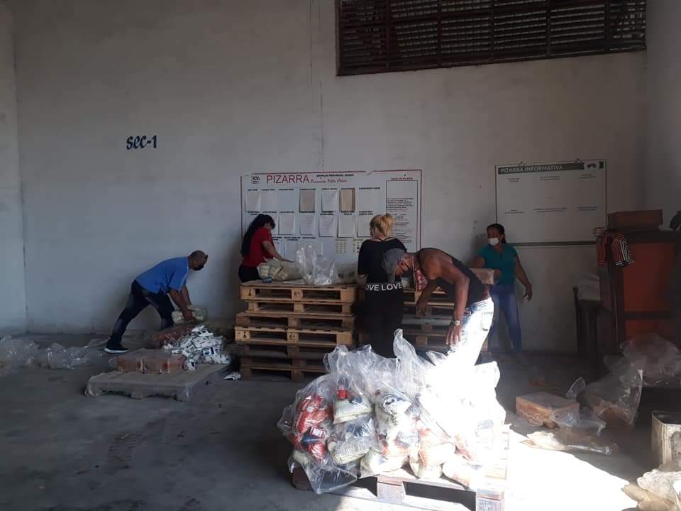 Continúa la conformación y distribución de módulos destinados a la Zona Centro de Santa Clara. Los trabajadores comprometidos para hacerlos  llegar a su destino lo antes posible. 
#ComercioCuba #Cuba 
<a href="/PresidenciaCuba/">Presidencia Cuba 🇨🇺</a> <a href="/MMarreroCruz/">Manuel Marrero Cruz</a> <a href="/JorgeLuisTapiaF/">Jorge Luis Tapia Fonseca</a> 
<a href="/GrupoAlimentos/">Grupo de Alimentos</a>