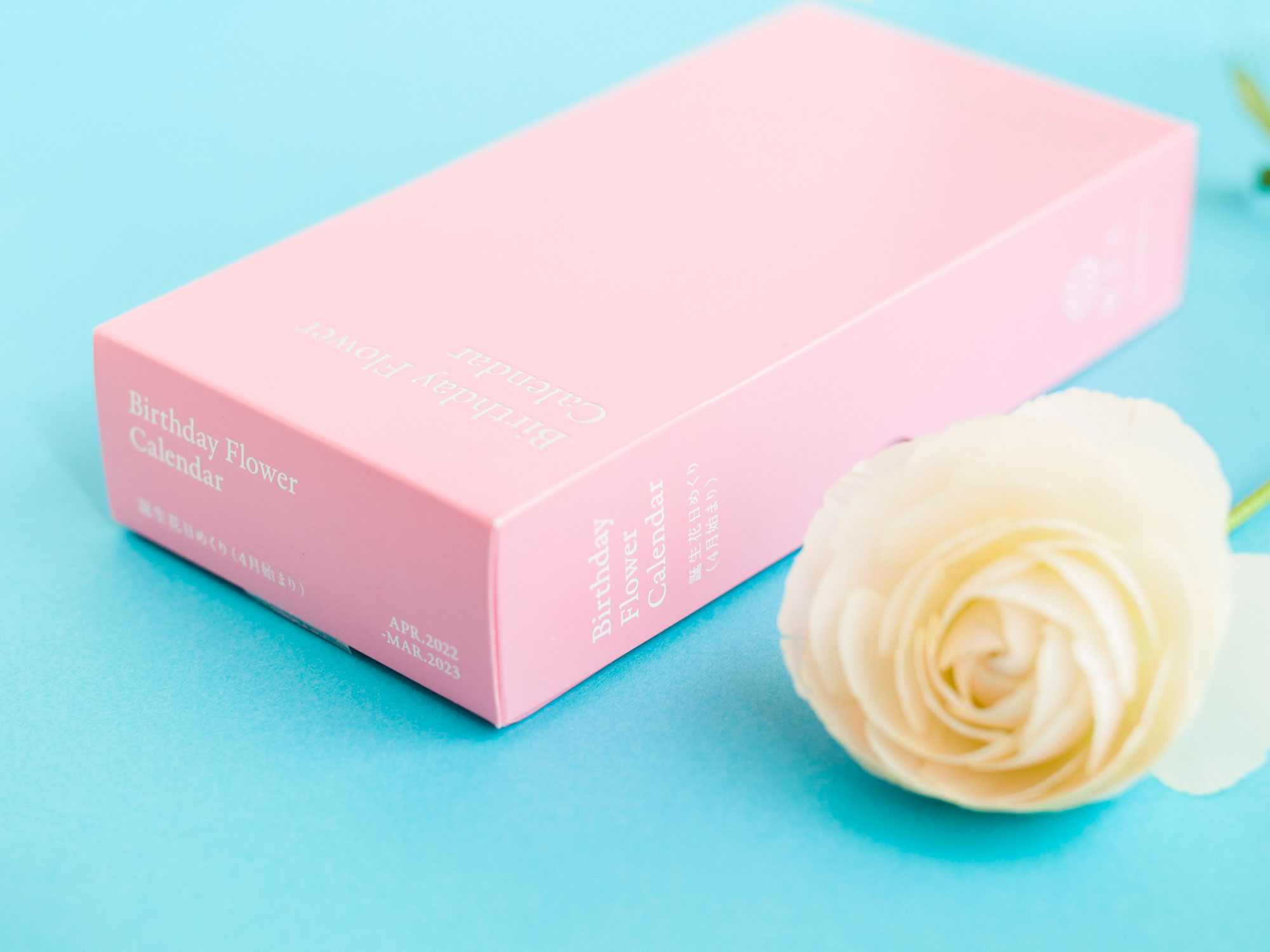 暦生活 こよみせいかつ ホワイトデーの贈り物に 365日花を楽しめる日めくりはいかがでしょうか 4月1日 から始まる花の日めくりは 新しく始まる新生活に そっと花を添えてくれます 桜や桃の花を思わせる かわいい色の箱に入っています 公式
