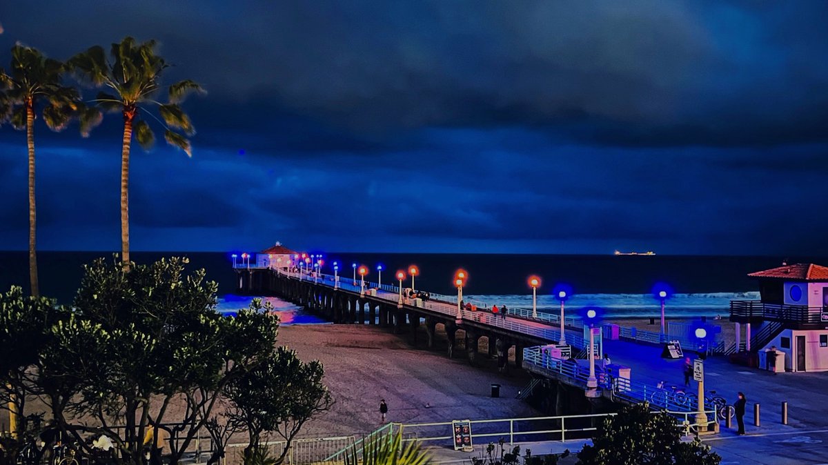 Manhattan Beach stands with cities throughout the country and the world in condemning Russia's aggression against Ukraine. 🇺🇦 As a symbol of solidarity with the people of Ukraine, Pier lights will be active through dawn on Monday, March 7. #manhattanbeachcity