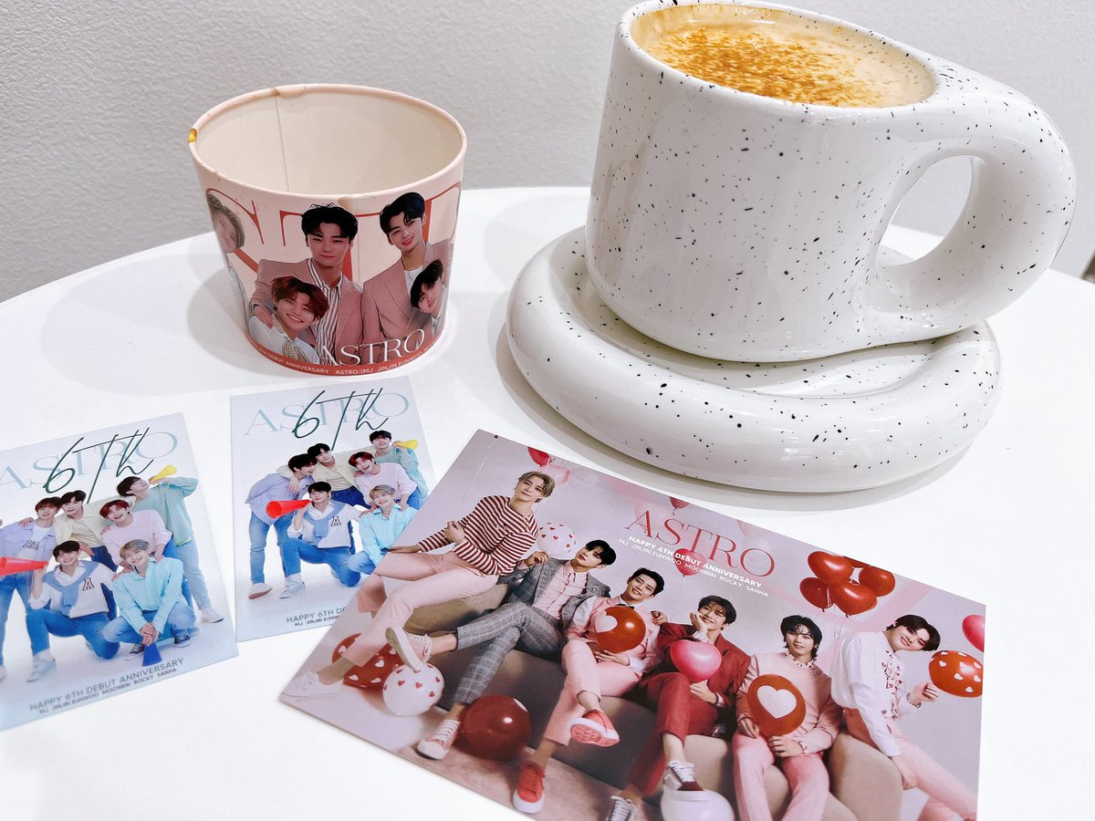 suuchaeunwoo's tweet photo. ASTRO 6周年カプホ行ってきた🌈💜
クロッフル美味しかった🤤🤤🤤
@Cafe_melum 
#ASTRO #아스트로 #ASTRO6th https://t.co/fNC9HrzCJf