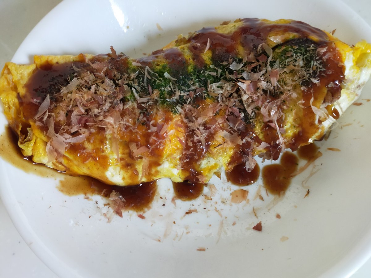 ＃クイジンお惣菜

とんぺい焼き

豚肉🥓とキャベツを炒める
（もやしでも美味しい）

溶き卵をフライパンに流し入れたら、豚肉とキャベツを真ん中に置き巻く

お好み焼きソース・かつお節・青のりをかけて完成🤗

お好みでマヨネーズをかけても美味しい😋

早いのうまいのやっすいの～🎶です[🦄]