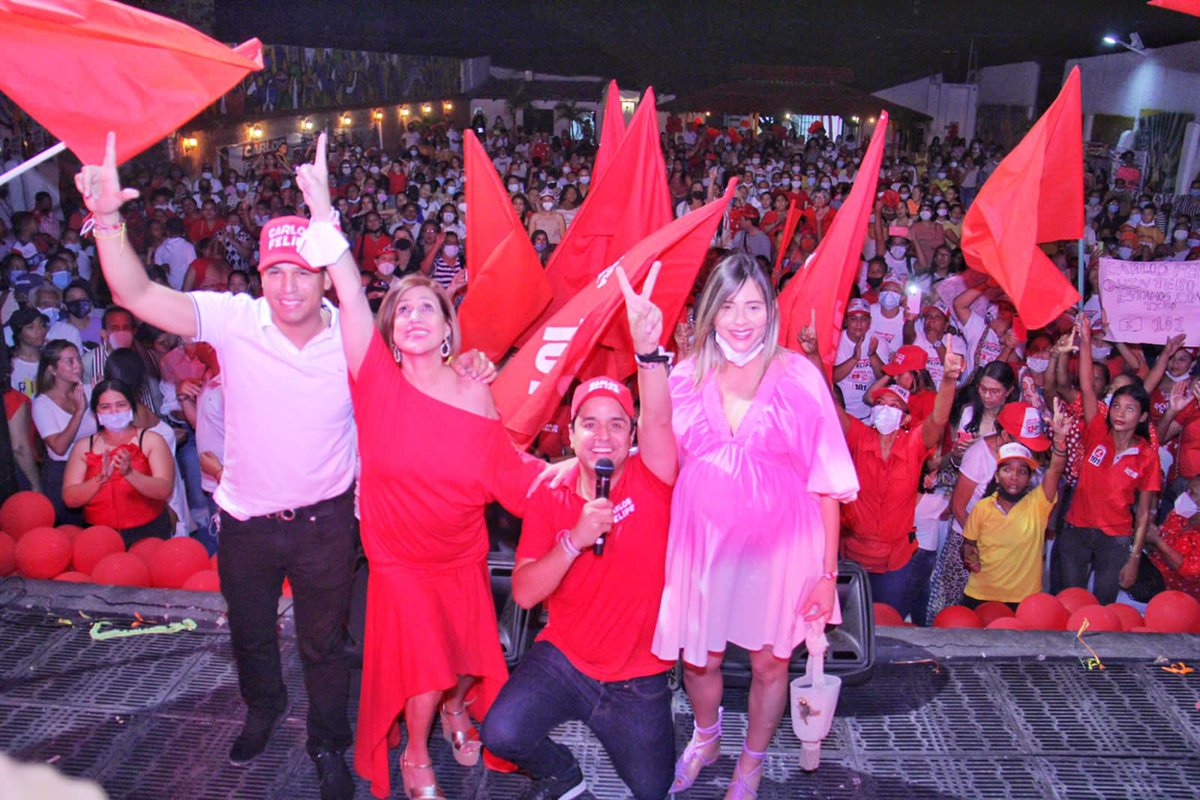 luisferqc_'s tweet photo. Gracias a todas las mujeres que nos acompañaron, sin duda alguna comadreando con @mamina_ovalle un éxito total. No olvidemos este 13 de marzo salir a votar por la mejor opción 101 Partido Liberal 🔴🔴🔴 @carlosfelipequinteroovalle con la ayuda de Dios y la voluntad de un pueblo. https://t.co/O9Afv18pwG