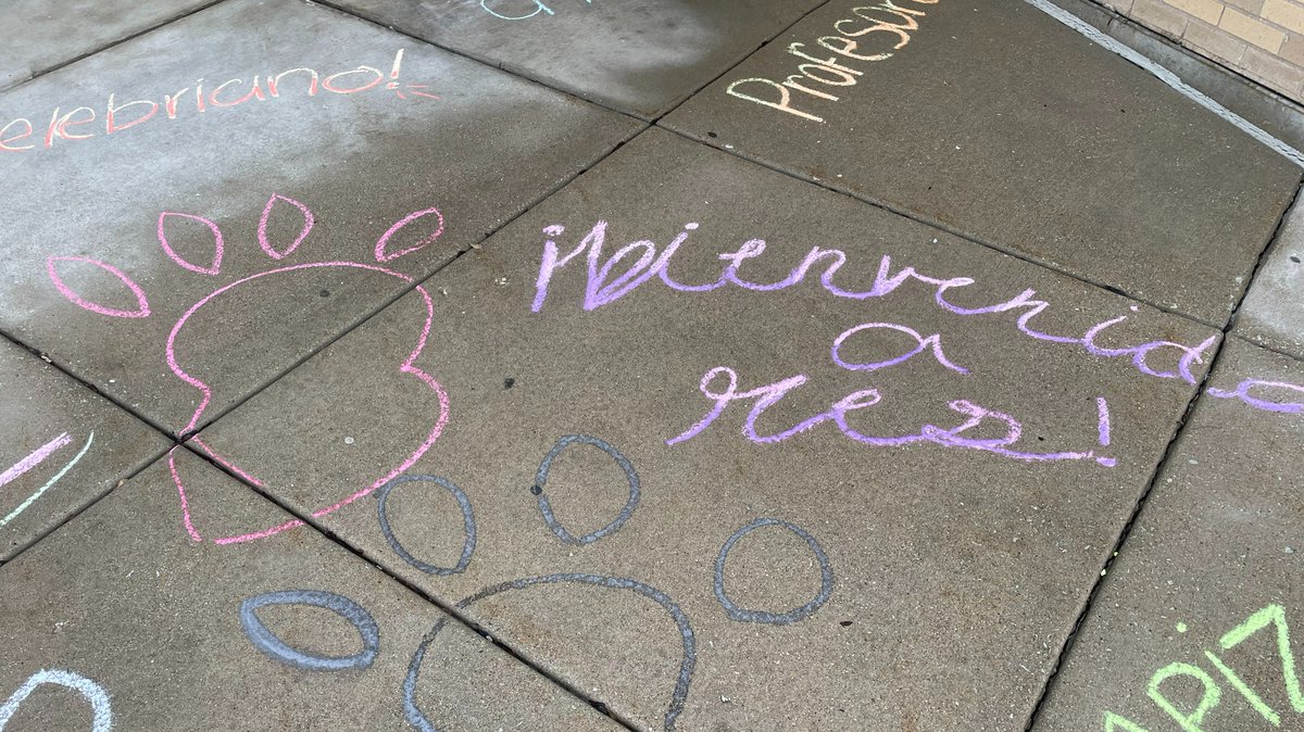 ResurrectionHS's tweet photo. Ahead of World Languages Week next week, Spanish class students βchalked the walkβ outside the main entrance. Stay tuned for more exciting #worldlanguagesweek events! #RES #RESstudentlife #allgirlsschools https://t.co/BuKcZmHsGC
