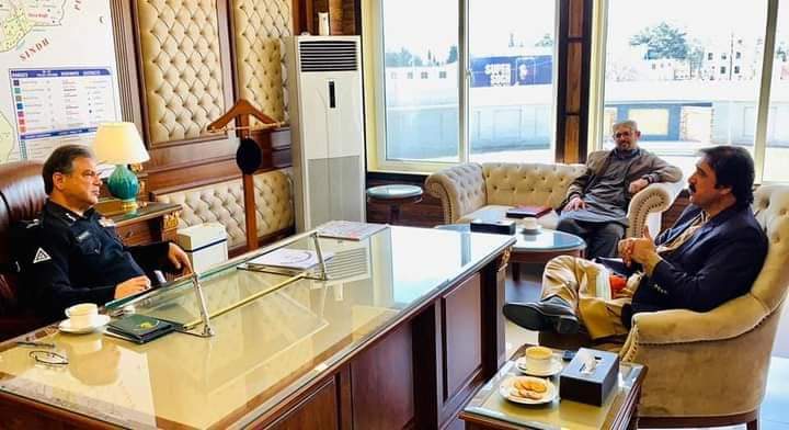NMDummarFans's tweet photo. کوئٹہ
سینئر صوبائی وزیر خزانہ حاجی نورمحمد خان دومڑ صاحب آئ جی پولیس بلوچستان محسن حسن بٹ سے ملاقات کررہے ہئں https://t.co/I7TgvzutsS