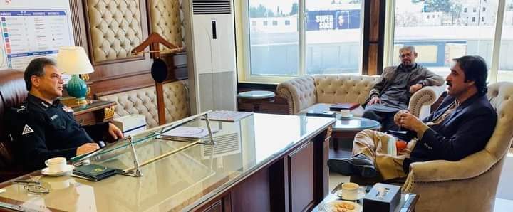 NMDummarFans's tweet photo. کوئٹہ
سینئر صوبائی وزیر خزانہ حاجی نورمحمد خان دومڑ صاحب آئ جی پولیس بلوچستان محسن حسن بٹ سے ملاقات کررہے ہئں https://t.co/I7TgvzutsS