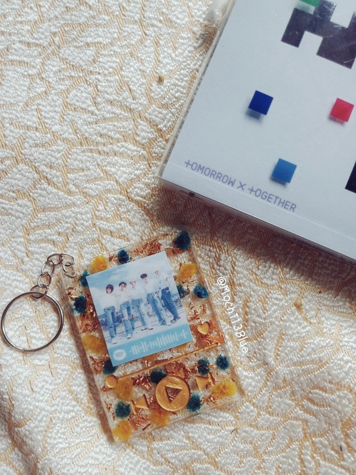 Mochi13Blue's tweet photo. Happy 3rd anniv TOMORROW X TOGETHER 💛💙 First Resin I made dedicated for them ( ◜‿◝ )♡

#3ShiningYearsWithTXT
#기억해_우리_처음_만난_3월4일
#TOMORROW_X_TOGETHER
@TXT_members @TXT_bighit https://t.co/fd4Ut07061