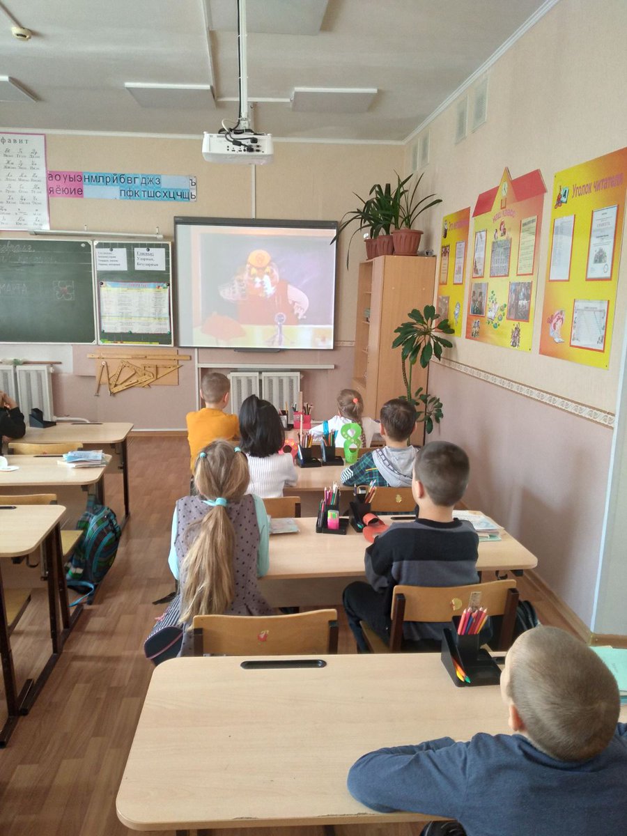 Во 2а классе 3 марта прошел кл. час "Что такое ЧС?" Ребята посмотрели фильм о правилах поведения в разных опасных ситуациях, закрепили правила поведения при пожаре, при воздушной тревоге, узнали какими средствами надо пользоваться в опасных ситуациях и нарисовали рисунки.