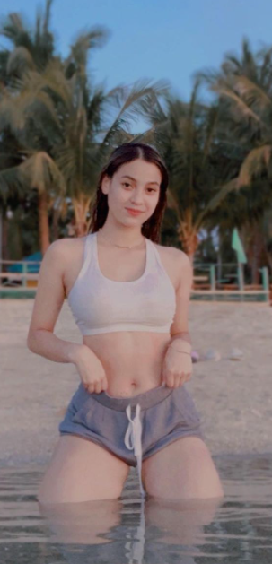 BridgetSteal's tweet photo. Beach feels 🌊🥵 https://t.co/9BMdekXMHx