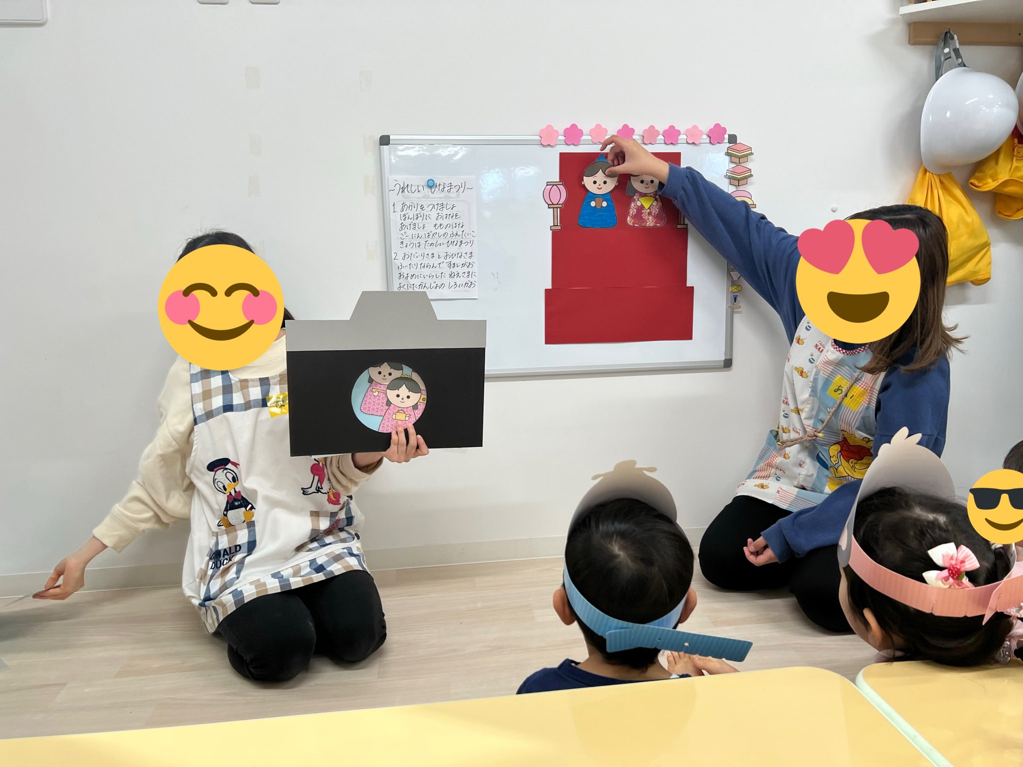 シエル小規模保育園加賀 ひなまつり会 ひなまつり会をしました カメラから出てくるお雛様たちの出し物 をみんな釘付けで見ていました ２歳児のお友達は飾り付けもする参加型でした 給食も可愛いひなまつりメニューに子どもたちは大喜びでしたよ