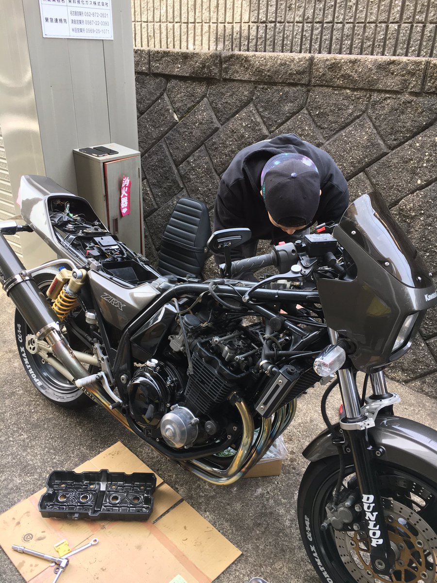 susanderax's tweet photo. 高速で名古屋きたら、
バイクバラしてる人いた

これ
#ZRX400 っていうそうです(無知 https://t.co/vzMammrFn4