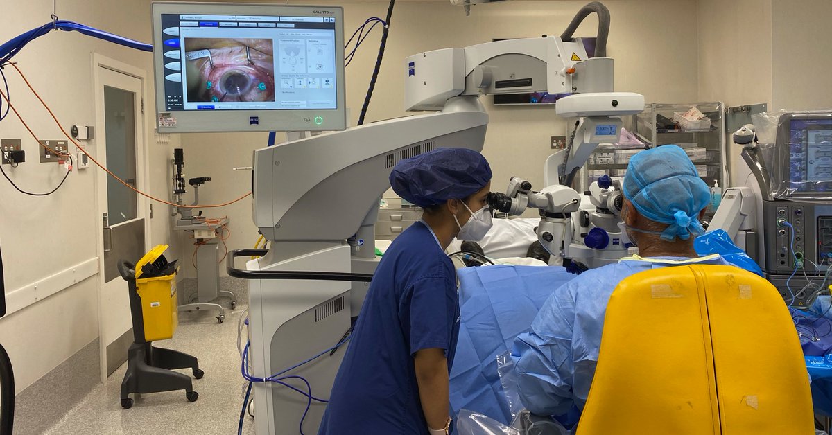 Eye_Institute's tweet image. Action shots of Dr Devinder Chauhan and his surgical team performing an epiretinal membrane peel. Dr Chauhan is a retinal specialist who treats all retinal, macular and vitreous conditions. He consults at our Boronia and Box Hill clinics. More: bit.ly/3pkbe3l #optometry