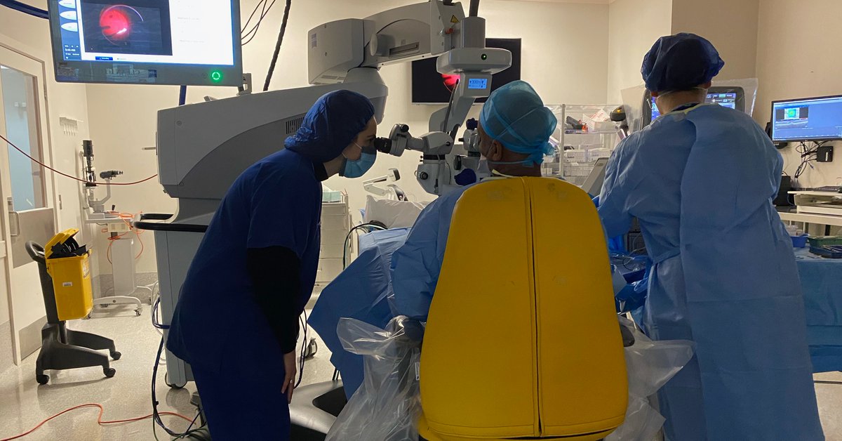 Eye_Institute's tweet image. Action shots of Dr Devinder Chauhan and his surgical team performing an epiretinal membrane peel. Dr Chauhan is a retinal specialist who treats all retinal, macular and vitreous conditions. He consults at our Boronia and Box Hill clinics. More: bit.ly/3pkbe3l #optometry