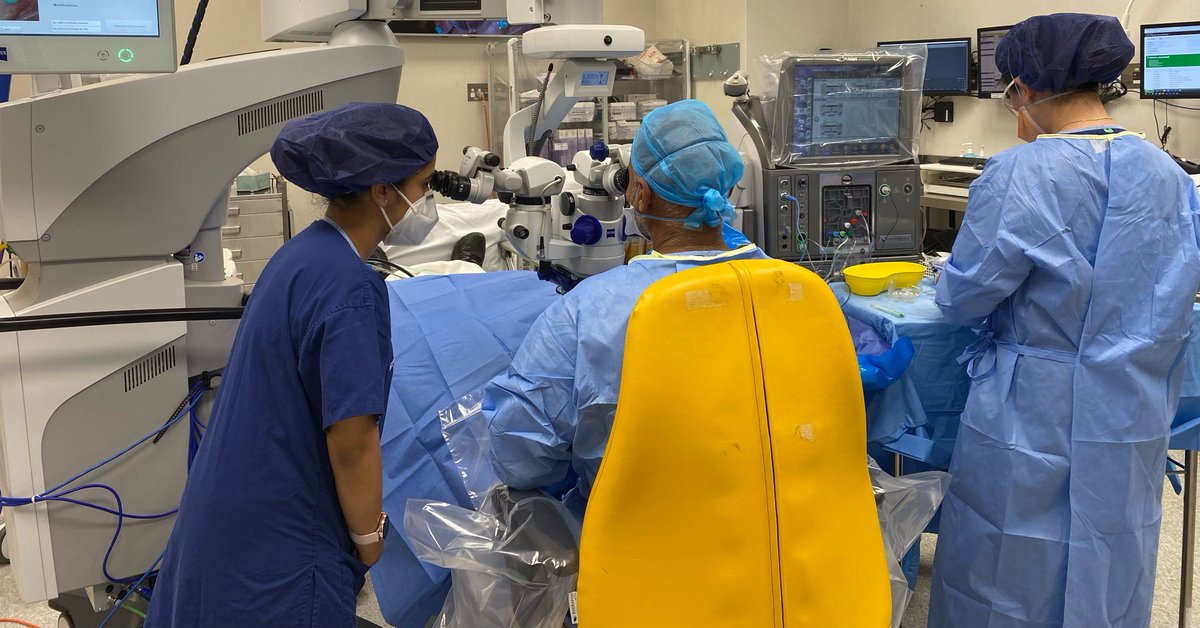 Eye_Institute's tweet image. Action shots of Dr Devinder Chauhan and his surgical team performing an epiretinal membrane peel. Dr Chauhan is a retinal specialist who treats all retinal, macular and vitreous conditions. He consults at our Boronia and Box Hill clinics. More: bit.ly/3pkbe3l #optometry
